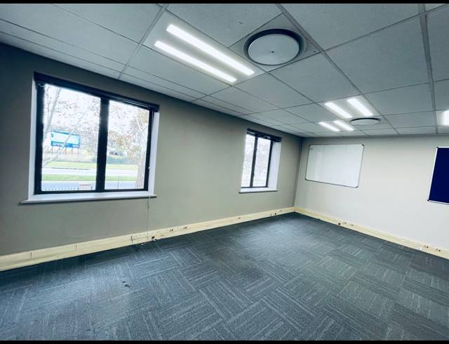 950M² OFFICE TO LET IN MAGALIESSIG